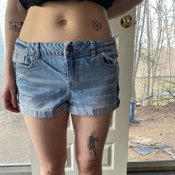 Y2K Maurice’s Embroidered Jean Short - Picture 3 of 9